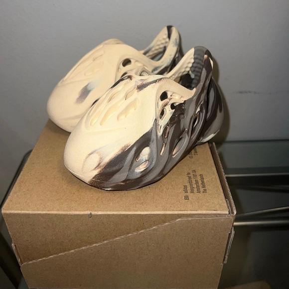 adidas gazelle silver green womens Adidas Yeezy Foam RNNR MX Cinder - ID4126